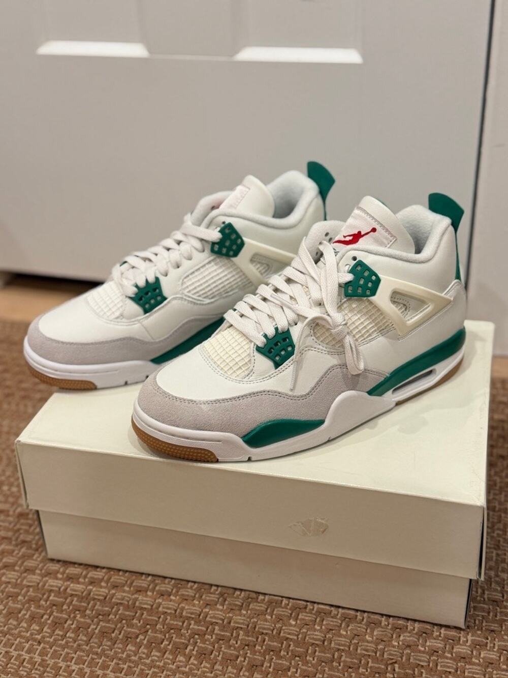 Air Jordan 4 Retro SB “Pine Green” – Men’s Size 8.5